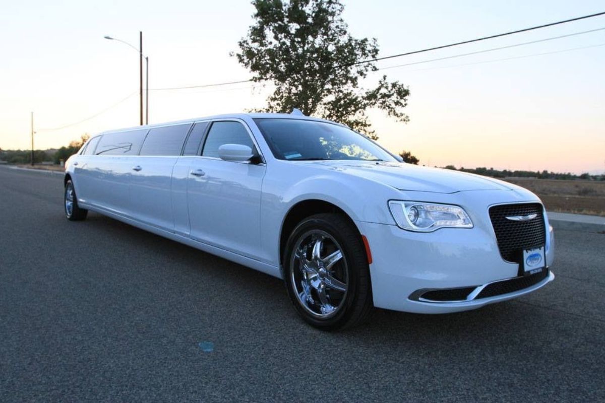 White STRETCH LIMO